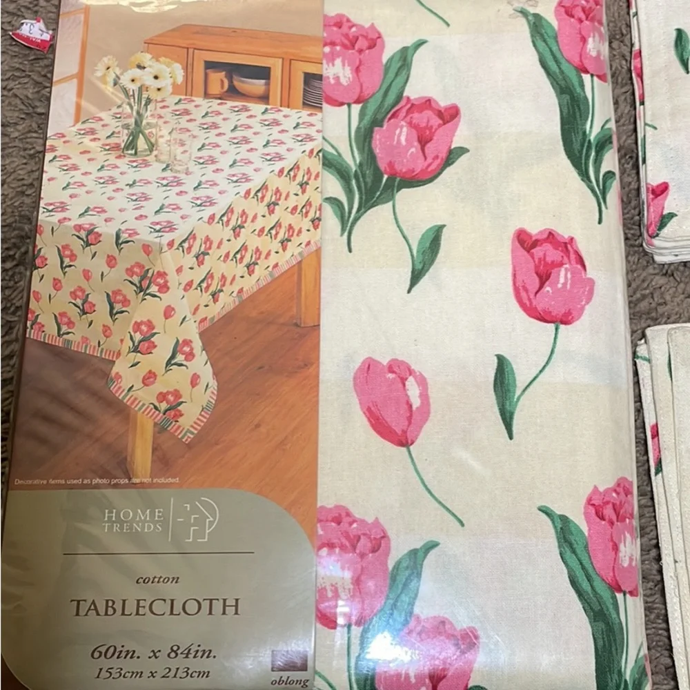Tulip Table Cloth and Placemats-NWT